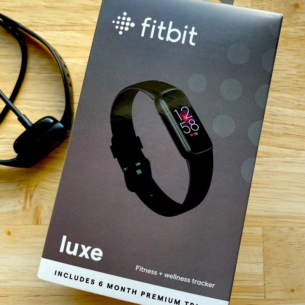 Fitbit Luxe black OS band with charger - used, good condition!